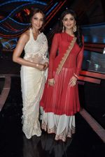 Bipasha Basu, Shilpa Shetty on the sets of Nach Baliye 5 in Filmistan, Mumbai on 12th March 2013 (9).JPG